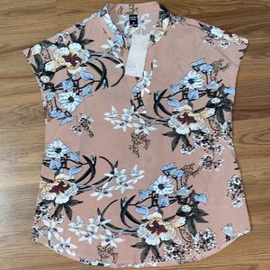 ✨8/$10. NWT SHEIN floral top. Size Medium